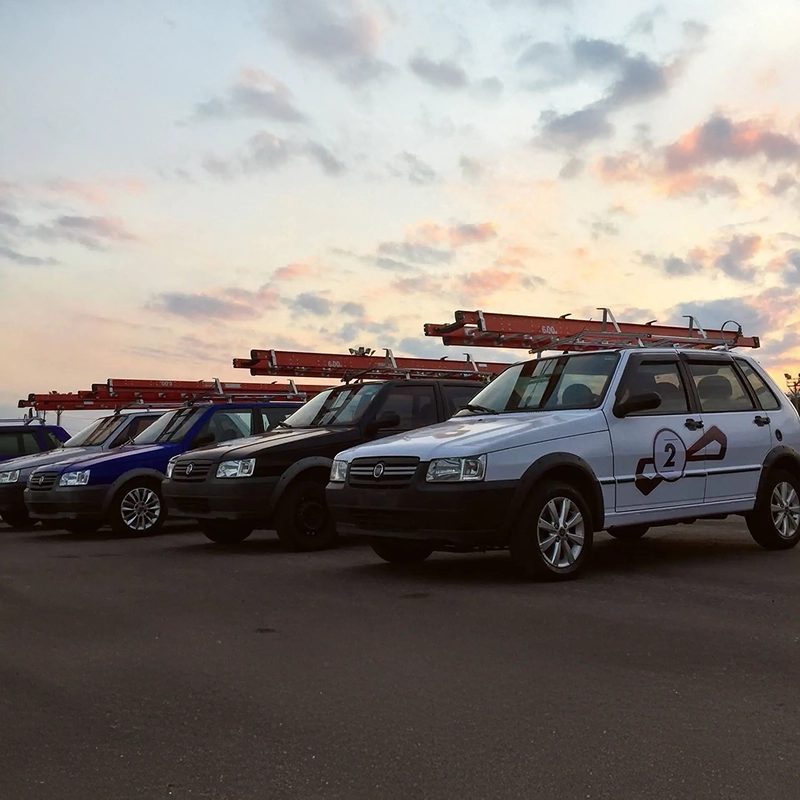 Série de veículos Fiat Uno estacionados em área externa, destacando a evolução visual do modelo ao longo dos anos. Série de veículos Fiat Uno estacionados em área externa, destacando a evolução visual do modelo ao longo dos anos.