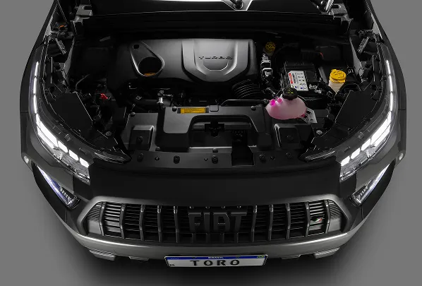 Capô levantado revelando motor turbo com componentes do sistema híbrido MHEV visíveis, cabos e módulos elétricos integrados ao conjunto mecânico.