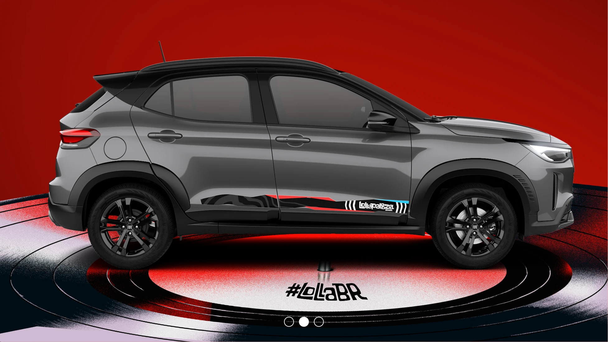 Visão lateral-frontal do Fiat Pulse Edição Especial LollaBR na cor cinza, com adesivos do Lollapalooza Brasil na lateral, teto bicolor e rodas em preto, sobre fundo vermelho. 