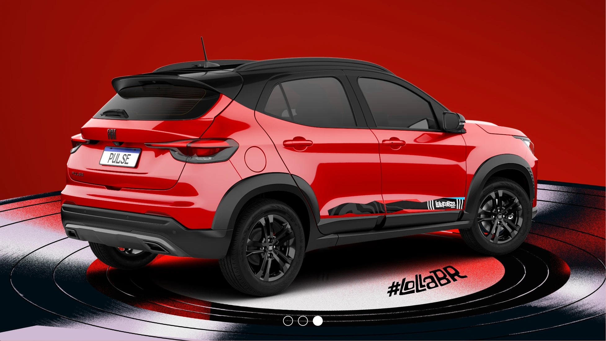 Visão lateral-traseira do Fiat Pulse Edição Especial LollaBR na cor vermelha, com adesivos do Lollapalooza Brasil na lateral, teto bicolor em preto e rodas também em preto, sobre fundo vermelho. 
