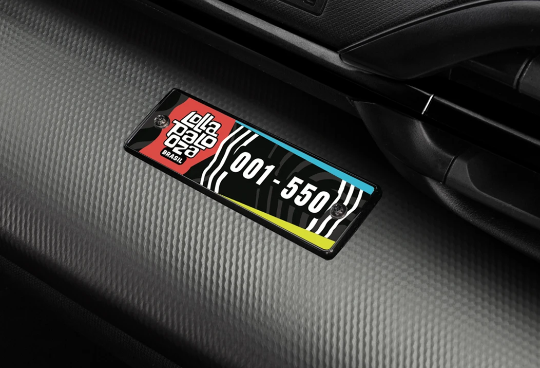 Badge numerado de 1 a 550 do Fiat Pulse Edição Especial LollaBR, em preto com detalhes em branco, azul, verde, vermelho e logo do Lollapalooza Brasil.